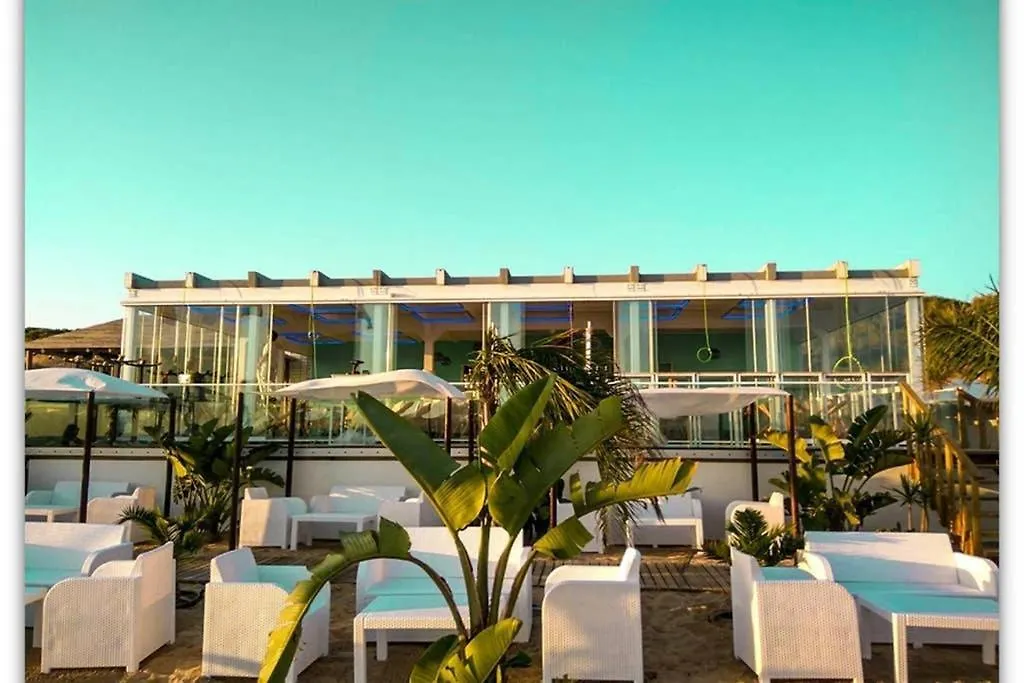 Casa De Diseno En La Playa. Villa Rota